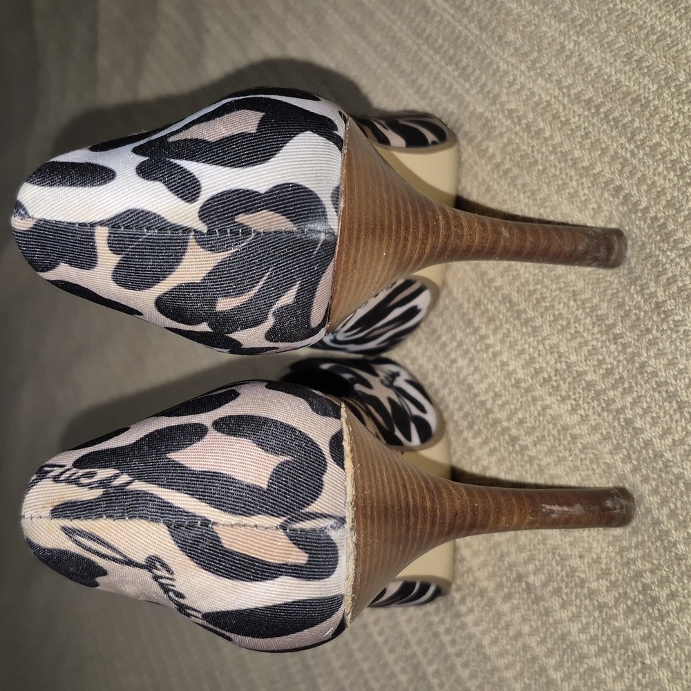 GUESS Carrie  Women's Leopard Print Pointed Heels Sz. 9 - Picture 4 of 5